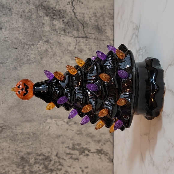 Halloween themed lighted Christmas tree - Picture 2 of 4